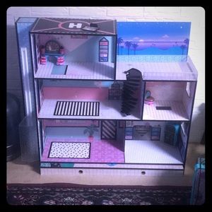LOL wooden 3-story doll house(like new)